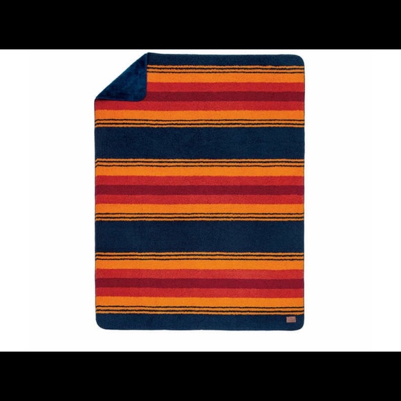 Pendleton Sherpa fleece throw 50”x70” - Picture 3 of 3